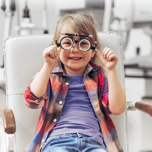 Kinderbrillen bei Optiker Junge